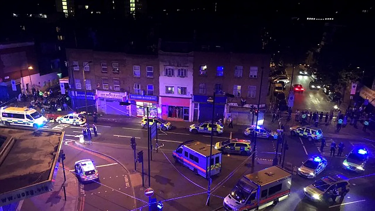 VIDEO | LONDRA. O camionetă a intrat într-un grup de pietoni, în apropierea unei moschei, după o slujbă religioasă în perioada Ramadanului. UPDATE: Un mort şi opt răniţi / Atacatorul a fost arestat