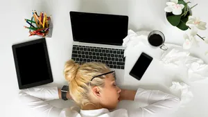 Cât de dependenţi de muncă sunt românii: Trei angajaţi din 10 lucrează când sunt în vacanţă, opt din 10 citesc mailurile de serviciu