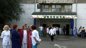 Galaţi: Pacienţi duşi prin ploaie de la Urgenţe în secţii ale Spitalului Judeţean, ca să nu se strice o şapă abia turnată