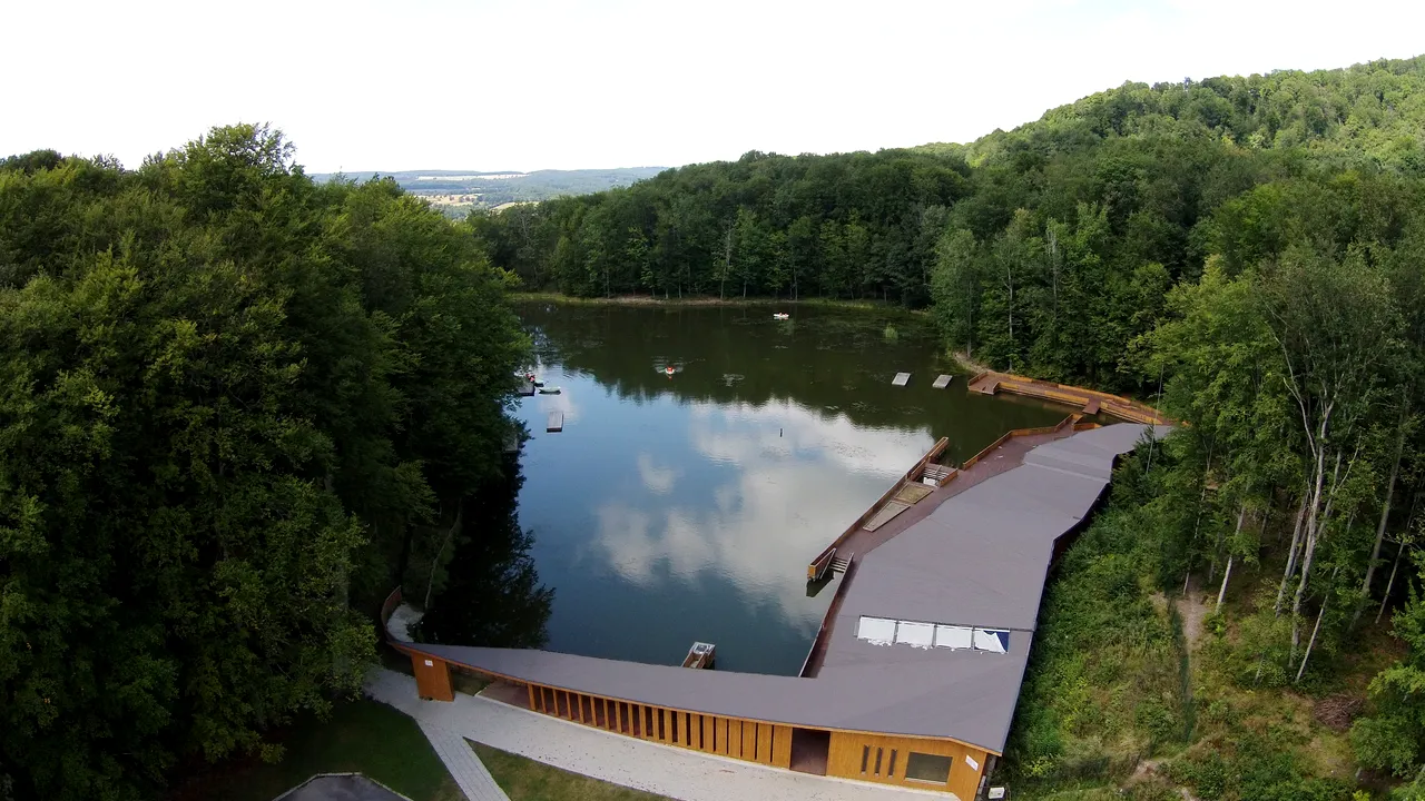 Lacul din România, care deţine trei recorduri mondiale. Apa sa are proprietăţi unice în Europa