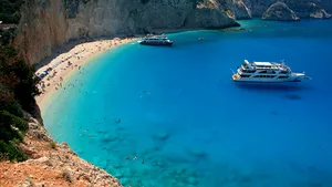 O plajă din insula grecească Lefkada, DISTRUSĂ de cutremur. IMAGINI înainte şi după seism - FOTO, VIDEO