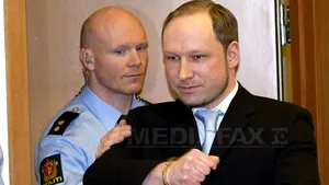 Gest revoltător al autorului celui mare mare masacru din Norvegia. Anders Behring Breivik făcut un salut nazist la intrarea în sala de judecată