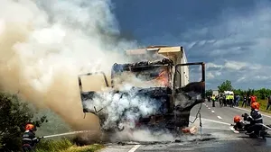 Un TIR a fost lovit de un tren de marfă în apropiere de staţia CF Bălănoaia