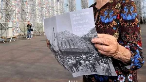 FOTO, VIDEO | Bunicuţa de 89 de ani care şi-a propus să vadă toată lumea. A devenit vedetă pe Instagram