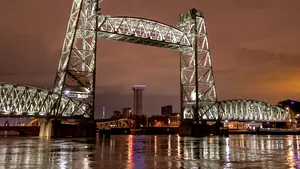 Un pod istoric din Rotterdam va fi demontat parţial pentru ca milionarul american Jeff Bezos să treacă cu superyacht-ul