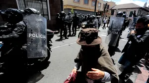 Efectele economice ale pandemiei încep să se simtă. Mii de oameni au protestat împotriva tăierilor salariale în Ecuador