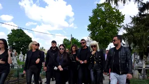 Peste 100 de persoane, la înmormântarea lui Răzvan Ciobanu/ Cătălin Botezatu: Cu toţii greşim. Rugăm lumea să respecte durerea familiei | VIDEO