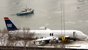 Cutiile negre ale avionului prăbuşit la New York confirmă coliziunea cu păsările (Video)