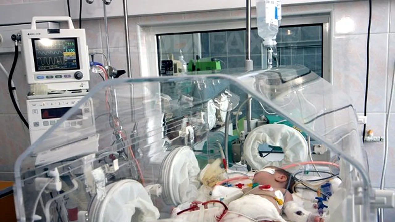 Bebeluş de două zile cu malformaţii de cord şi nazală, adus de la Oneşti la un spital din Iaşi