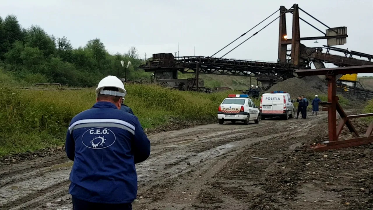 TRAGEDIE la Complexul Energetic Oltenia, după explozia din weekend, în urma căreia doi angajaţi au fost răniţi grav. Un miner a murit strivit de banda care transporta cărbune / UPDATE: A fost deschisă o anchetă