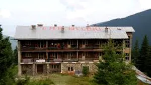Turiştii care au căzut de la etajul unei cabane s-au sprijinit de o balustradă şi s-au dezechilibrat