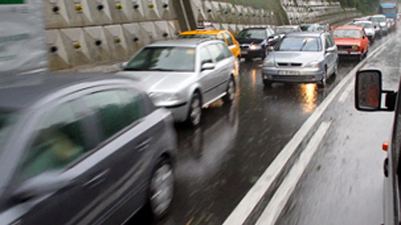 Circulaţie în condiţii de PLOAIE pe A3 Bucureşti-Ploieşti/ Ploaia torenţială îngreunează traficul pe A2 şi A4