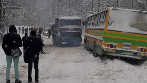 Un autobuz şcolar cu 40 de elevi a derapat şi a ajuns în şanţ. Administratorul drumului a fost amendat