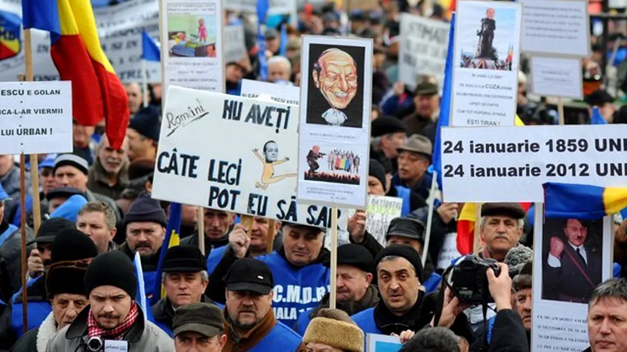 Peste 100 de cadre militare în rezervă pichetează Prefectura Cluj, cerând demisia lui Traian Băsescu