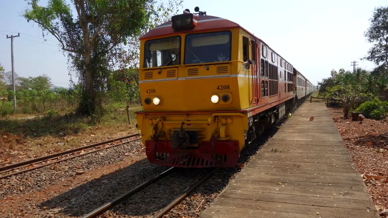O macara a căzut peste un tren de pasageri în Thailanda. Numeroși oameni au murit