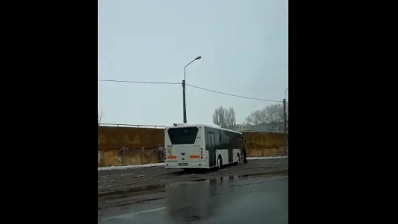 La un pas de tragedie: Autobuz nou, scăpat de sub control pe o stradă din Ploieşti. A plecat singur de pe loc şi era să lovească doi pietoni | VIDEO