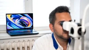 (P) ASUS OLED şi comportamentul adecvat în faţa ecranului