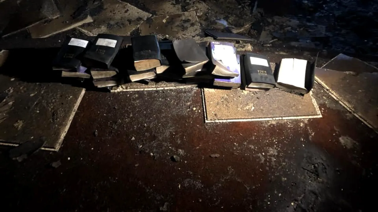 Mai multe Biblii şi cruci de lemn au scăpat neatinse dintr-un incendiu izbucnit la o biserică | FOTO