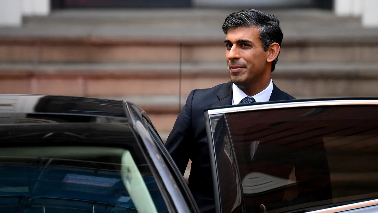 Premierul britanic Rishi Sunak, surprins fără centură în maşina în mişcare, îşi cere scuze