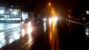 Şoferii prinşi nepregătiţi de prima zăpadă din Bucureşti: Cozi de mai bine de jumătate de kilometru la vulcanizări duminică noapte - FOTO