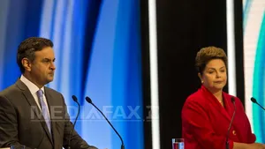 Dilma Rousseff îl va înfrunta pe Aecio Neves în turul doi al alegerilor prezidenţiale din Brazilia