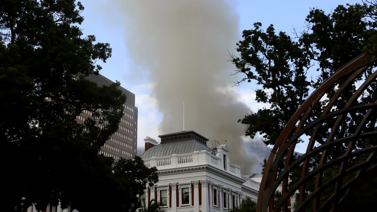 Incendiul produs la sediul Parlamentului Africii de Sud a reizbucnit