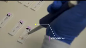 Primul test rapid de depistare a virusului SARS COV 2 produs în România. Acesta funcţionează similar cu un test de sarcină