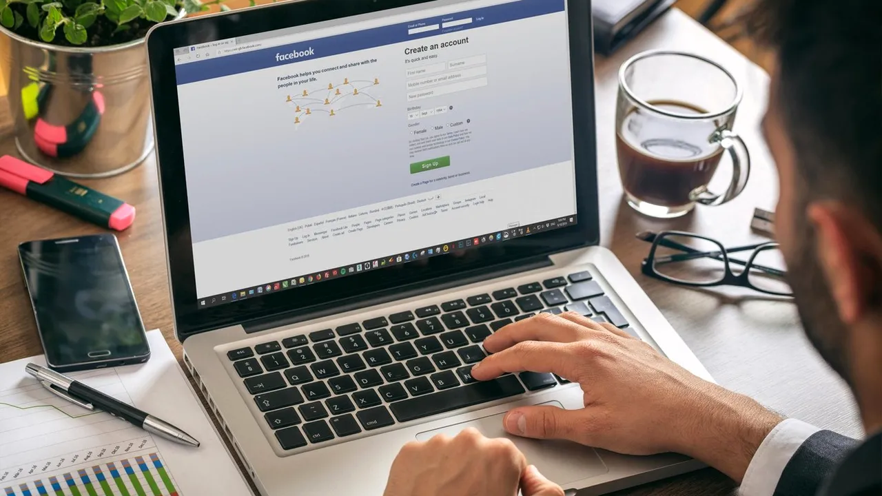 Cum ne comportăm pe Facebook? Sfaturi cheie pentru siguranţă în mediul online