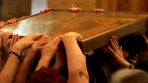 Pelerinaj la icoana Făcătoare de Minuni de la Mănăstirea Nicula (VIDEO)