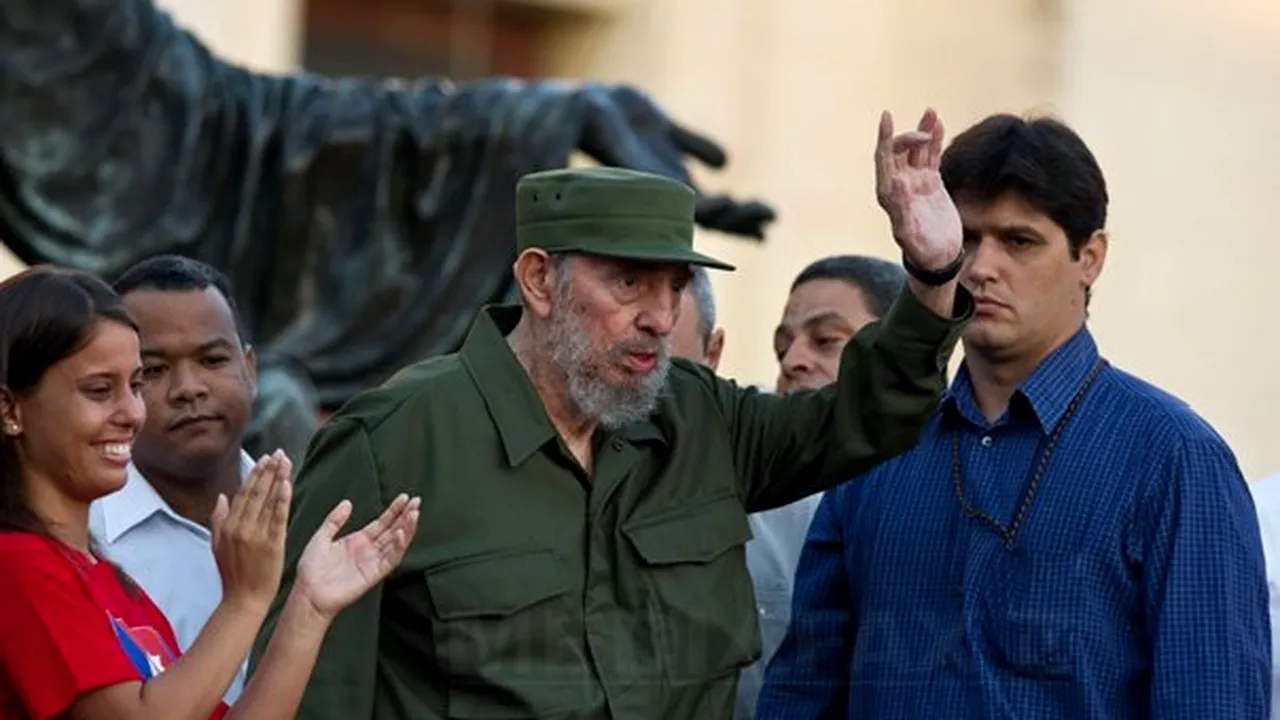Fidel Castro participă la prima sa manifestaţie de amploare în aer liber, după patru ani