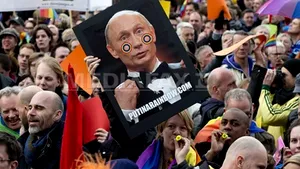Vladimir Putin, întâmpinat la Amsterdam cu un protest al apărătorilor drepturilor homosexualilor - FOTO
