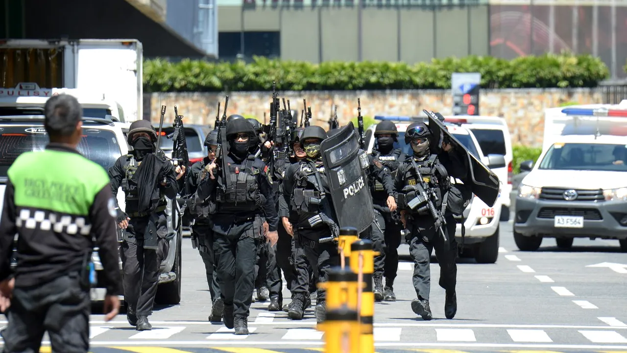 FOTO | Atac armat în Manila. Un agent de securitate, furios că a fost concediat, a rănit cel puţin o persoană şi a luat 30 de ostatici