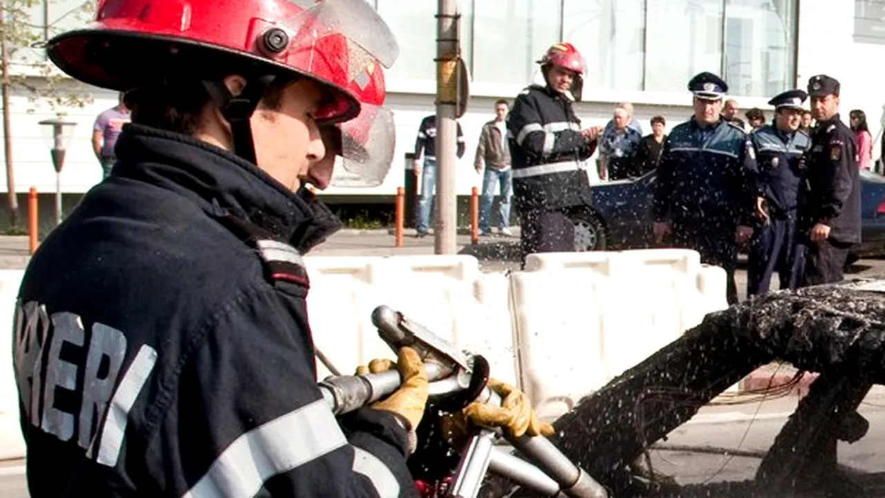 Călăraşi: Două autoturisme au fost incendiate de o persoană neidentificată. Poliţia face anchetă