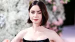 Lily Collins o va interpreta pe Audrey Hepburn într-un film despre pelicula Breakfast at Tiffany’s