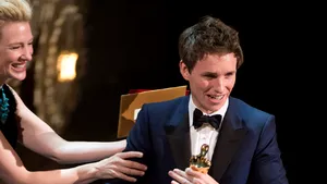 Stephen Hawking l-a felicitat pe Facebook pe Eddie Redmayne, câştigătorul Oscarului pentru rolul din 