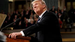 VIDEO Gest EXTREM împotriva lui Donald Trump: Un politician mexican s-a căţărat pe zidul frontierei dintre Mexic şi Statele Unite