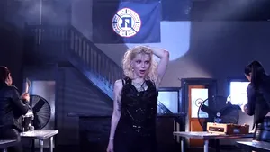 Courtney Love joacă rolul unui lider totalitar într-un clip al grupului Fall Out Boy