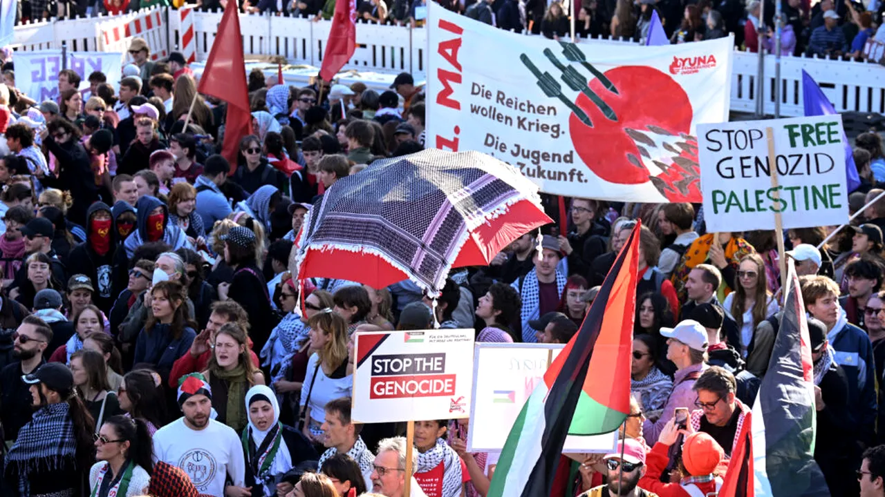 Manifestații violente în Berlin, cu ocazia comemorării a doi ani de la atacul Hamas asupra Israel / Sloganuri anti-Israel, ciocniri cu forțele de ordine