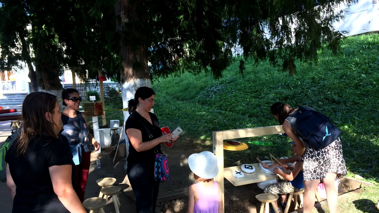 FOTO | Soluţie urbană INEDITĂ cu panouri muzicale. Într-un parc dărâmat au apărut tobe şi talgere  