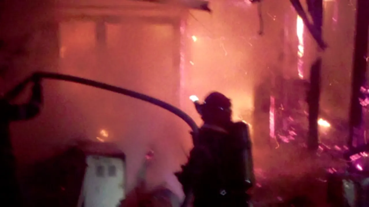 Incendiu într-o locuinţă din Timiş: O persoană a suferit arsuri - FOTO