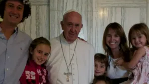 Călătorie impresionantă: O familie argentiniană a mers 13.000 de mile cu maşina pentru a-l întâlni pe Papa Francisc. 