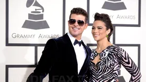 Cântăreţul Robin Thicke a organizat o petrecere de divorţ