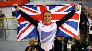De mai multe ori campion mondial la ciclism de pistă, Chris Hoy spune că se tratează de cancer