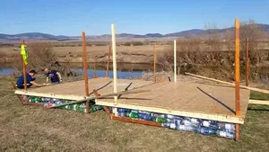 INEDIT: Călătorie cu o plută din sticle de plastic. Opt pompieri au pornit într-o expediţie de peste 700 de kilometri | FOTO