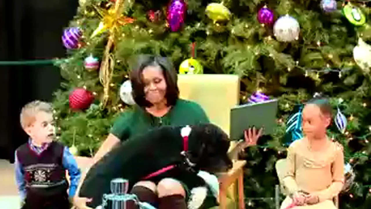 MOMENT AMUZANT: Michelle Obama, cu Boo, câinele familiei prezidenţiale, în braţe - VIDEO