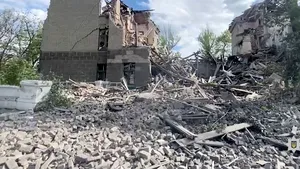 Bătălia pentru Lugansk: maşini de poliţie ucrainene ciuruite de gloanţe, clădiri uriaşe găurite de bombe  