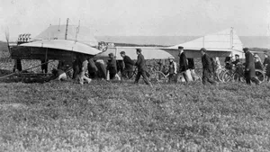 Cum a recunoscut aviatorul Louis Blériot Bucureştiul după fumul gros al grătarelor făcute de români
