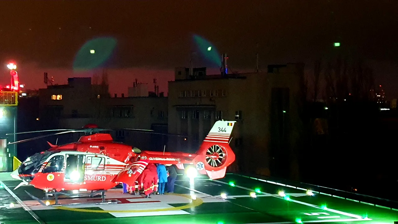 Premieră la Spitalul Universitar Bucureşti: Pacienţii au fost transportaţi pe timp de noapte pe heliport