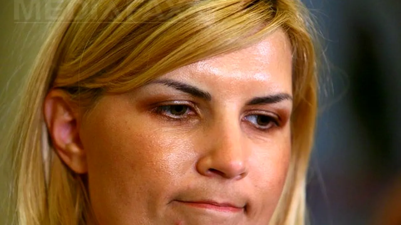 Elena Udrea a ajuns la Dorohoi, unde vizitează unele case afectate de inundaţii