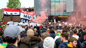 FOTO Protest faţă de patronul Manchester United. Fanii au invadat stadionul, meciul a fost amânat